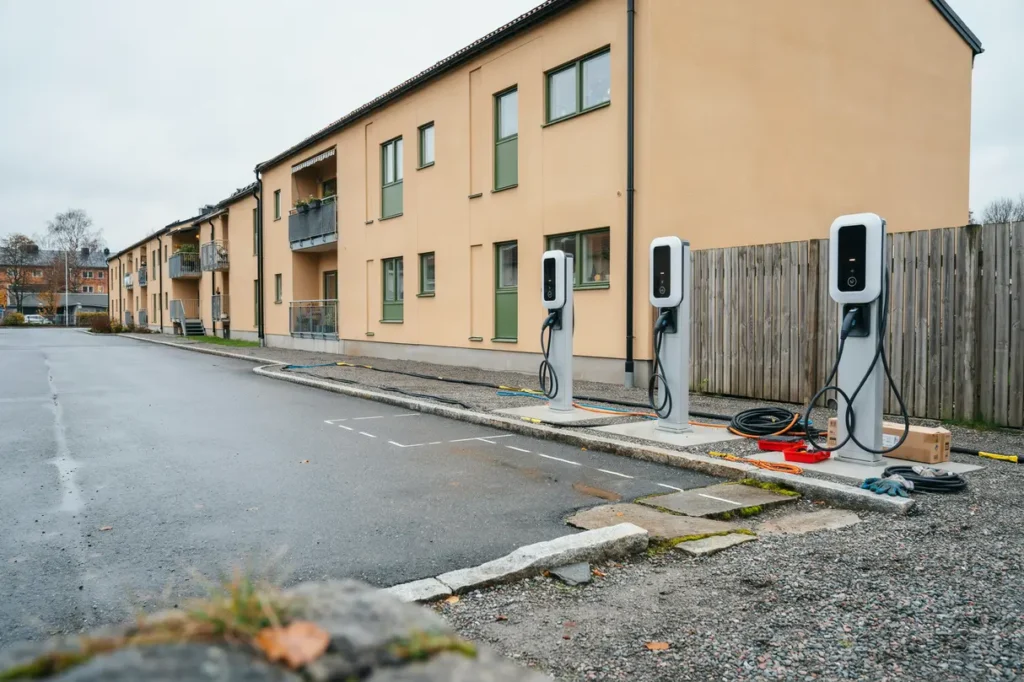 planera montering av tre laddstationer vid fastigheten